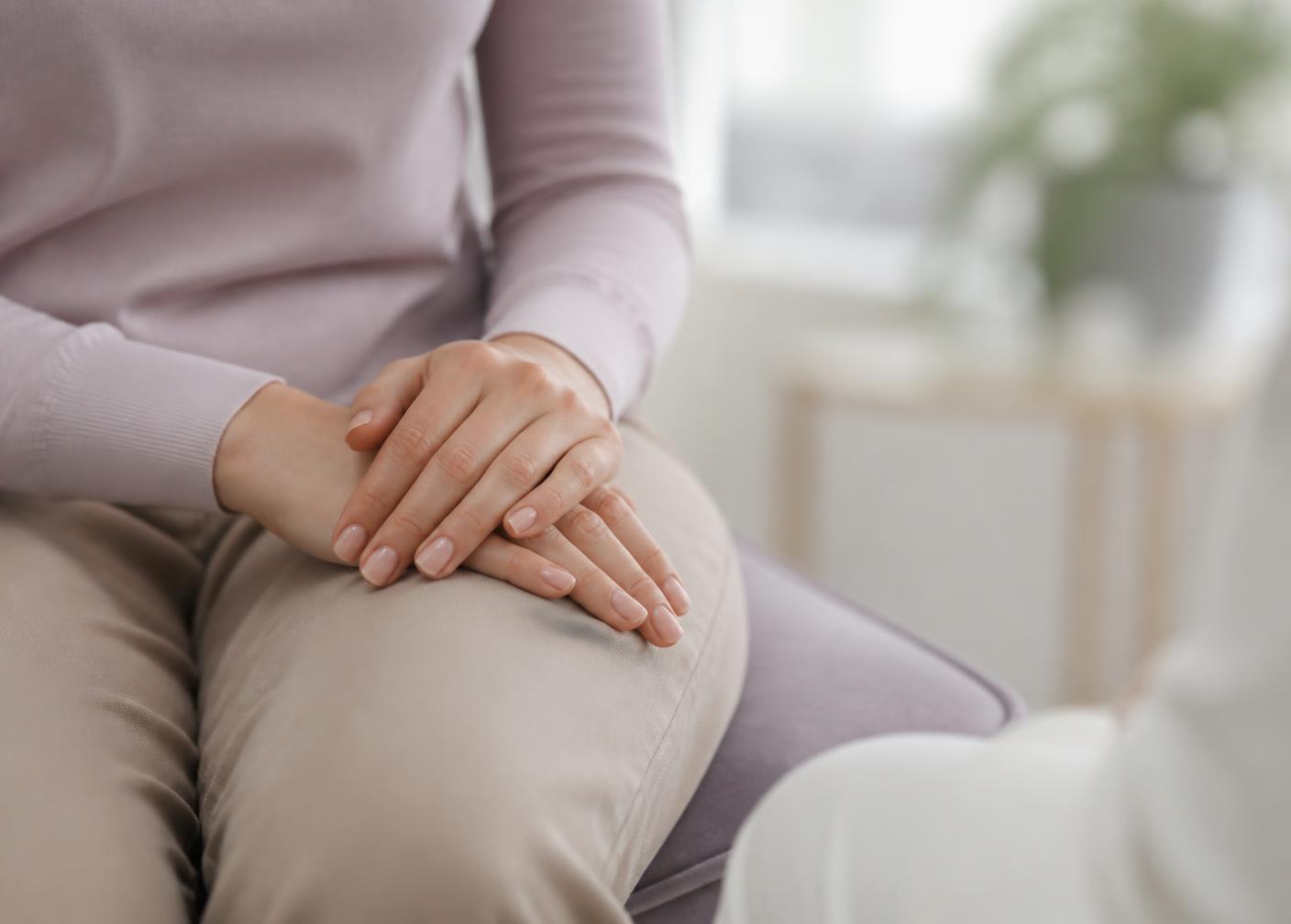 Paciente sentada, tranquila, durante una consulta de suelo pélvico